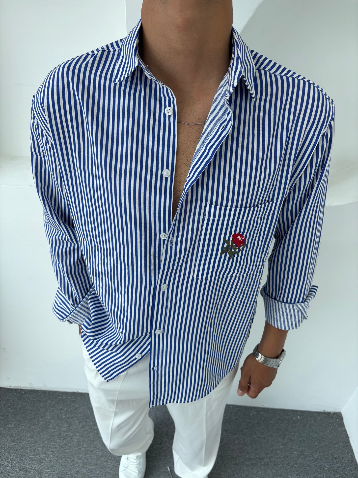 GÜL NAKIŞLI ÇİZGİLİ KETEN GÖMLEK MAVİ