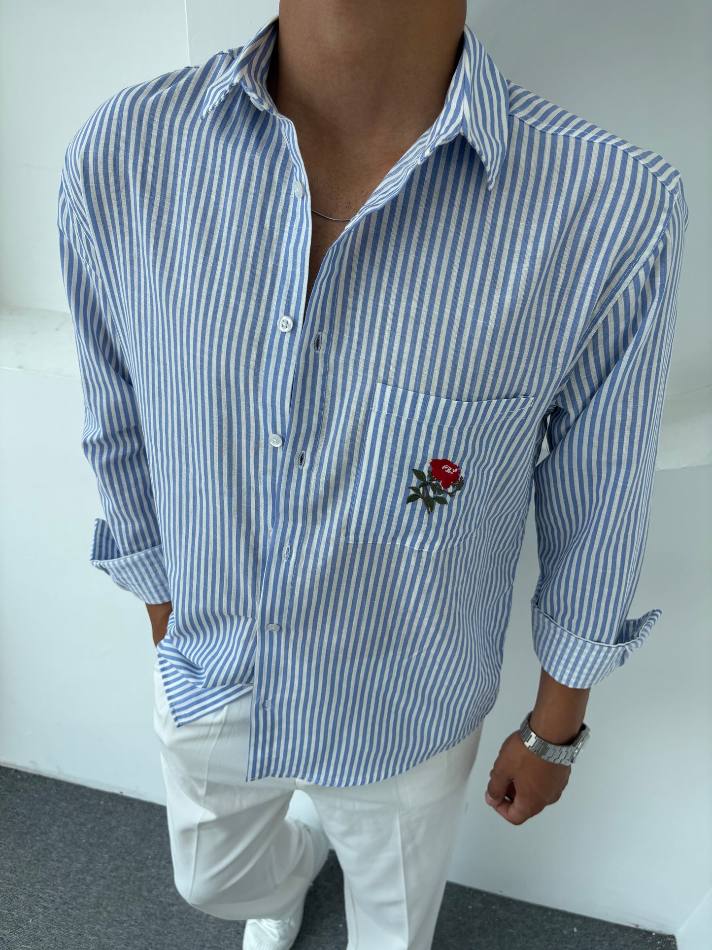 GÜL NAKIŞLI ÇİZGİLİ KETEN GÖMLEK MAVİ